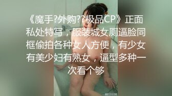 在酒吧就亲的死去活来 受不了了跑厕所输出 现在好了所有人在厕所门口看你们表演