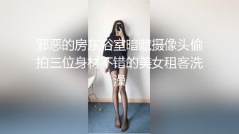 满背纹身萌萌哒双马尾美妞，无聊和炮友来一炮，特写深喉吸吮很卖力，主动上位骑乘，扶着屁股一顿猛操