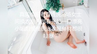 节日两个姐姐搭建了一个玩偶弟弟见了披上外装一动不动假装玩偶，任由姐姐爱抚把玩把鸡巴都掏出来骑上套弄