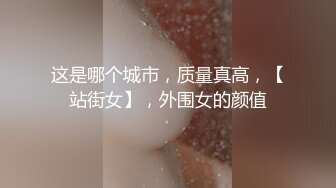 戴绿帽的丈夫看着妻子和情人口交