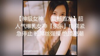 后入穿着蕾丝内裤的少妇