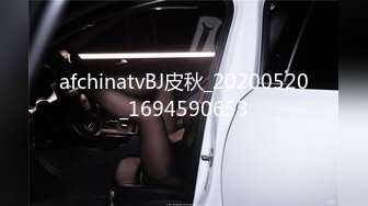 国产CD系列美艳伪娘小乔用无毛大屌爆操胖男 还展示一下自己的鸡巴有多会动