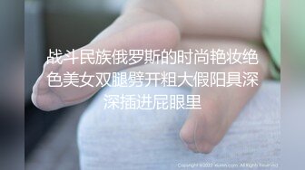 【在线】两个小伙带小姐到KTV包房灌啤酒还让人脱了站在桌子上唱歌