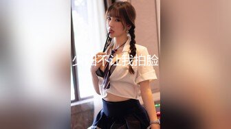 抖音直播 美女调整衣服不小心漏毛 吓到自己了