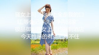 在你要求 早川夏美穿上她可爱的学校泳装 cosplay 后，她会过来坐在你的阴茎上。