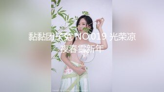 蹂躏风骚少妇，风骚的大奶子让大哥硬挤玩弄，还能出奶水，束缚双手草嘴深喉，按着头草嘴深喉边草边流水