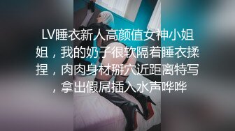 拥有靓丽的大美腿也不失为一位美女，美女嘘嘘的白虎逼真是嫩中嫩~~