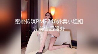 冒死趴墙偷窥房东的女儿洗澡被她家的狗发现了一直叫