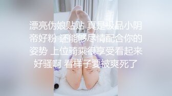 带小女友出去吃完饭，回酒店温习性爱，有点懒躺床上，舔舔更健康，小逼毛毛多也被操舒服了！