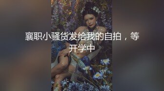 另类的三人行全程露脸大哥草人妖还撸着人妖的鸡巴，吃着旁边骚女的奶子摸着逼，浪叫呻吟轮草抽插骚女口活上位