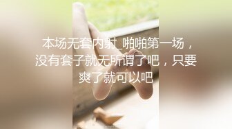 美女一路小跑急着上厕所 快憋不住了