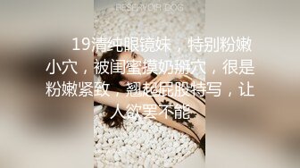 SWAG 四合一舌頭舔弄女僕露奶摸摸 滴乳液在身上被攝影師愛撫4乳牛自摸到一半被愛撫好舒服