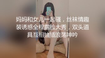 大妈家中躺着玩小穴