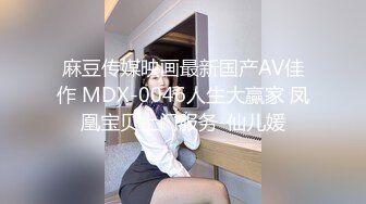 公园女厕全景偷拍牛仔裤美少妇张着大口的黑鲍鱼