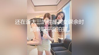 冒死偷拍年轻小夫妻一起洗澡 一边洗一边干