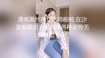    JK装极品萝莉顶级肥臀开档黑丝，反差清纯又很骚， 无毛小穴被大屌撑开，一下下撞击