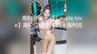 高铁站TP坐着低头玩手机漂亮美眉的奶子