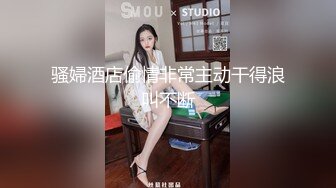  锅盖头露金链子美少妇上帝视角露脸啪啪做爱，无套传教士抓住脖子狠狠操