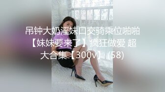 《极品CP魔手外购》经济型集体公寓女厕三机位全景偸拍各种学生和上班族小姐姐熟女方便，意外收获小情侣厕所躺平造爱