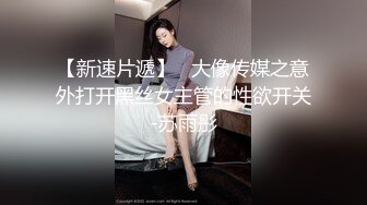 衣料比较少的白衣美女坐在沙发上就让人看的口干舌燥