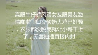 妈妈带着骚女儿一起大秀，全程露脸黑丝情趣双头道具，性感无毛逼，让妈妈抽插骚穴呻吟，淫声荡语不断好刺激1