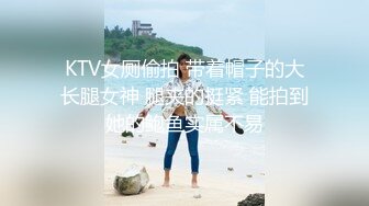 穿着工作制服的老婆被单男玩弄