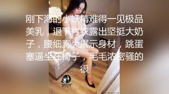  颜值不错的风骚女模特，大辫子漏出骚奶子诱惑狼友跟两位大哥激情3P