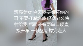 大中午情侣包厢开着门吃饭，饭饱思淫欲 ，两只手拉起女友内裤就扣进去，裤子拉链打开露出鸡巴，真牛逼！