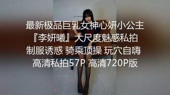 大眼可爱妹子脱掉后露出极品粉色蝴蝶鲍鱼，手指抠逼自慰