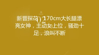 年轻胸前纹身的老婆给老公打飞机撸硬，女上位秒变榨汁打桩机