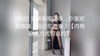 熟女穿着情趣黑丝自慰 手用着不过瘾拿了个大假鸡巴又舔又插