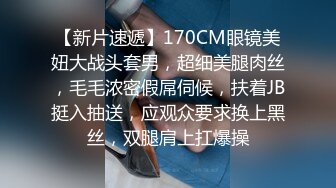 偷拍瘦小伙跟情人开钟点房偷情，进门急不可耐先推到舔胸插穴爽一次，搂着缠绵一会儿大奶少妇主动观音坐莲开战