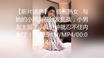 【新片速遞】  商场女厕全景偷拍⭐妹子自顾自玩着自己的手机⭐稚嫩鲜润的骚逼尽收眼底