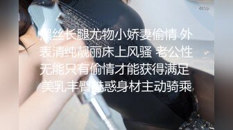 健身房的白壮教练,身材练的很棒,臣服在小狼狗的鸡巴下哀嚎,逼被射完精带着去给他的学员授课