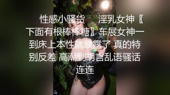 舞蹈系桃子清纯甜美眼镜美女诱惑秀，撩起裙子露完美肥臀，半脱下内裤抖臀，翘起双腿掰穴特写揉搓