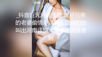 偷窥美容院，美艳妈妈抱着儿子一过来，边做着面部美容边脱下奶罩喂淘气儿子鲜乳奶，两只都要喝才不闹腾 哎呦奶头挺粉的！