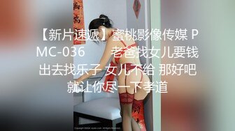 跟随抄底漂亮美女 一个白内内 一个红内内 萝莉美眉屁屁很性感