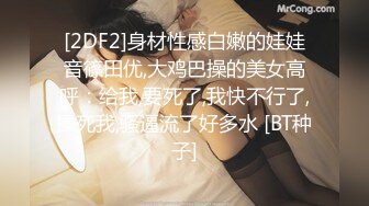 【极品厕拍】用小刀把门挖开一个小洞偷拍合租房3个妹子上厕所 (1 