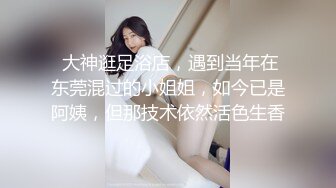 商城偷窥漂亮小少妇 眼镜大姐还挺时髦 吊带裙 关键还穿着透明蕾丝内内 逼毛清晰可见