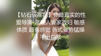  牛仔短裤大长腿贫乳美女和炮友居家啪啪，近距离特写口交舔屌，翘起屁股舔逼后入撞击美臀