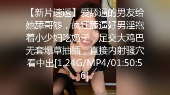 苗条骚女被两个男人任意玩弄，肉棒无套干嫩穴就是要中出