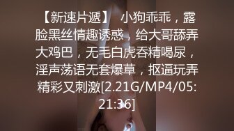 无毛肥逼妹子黑色网袜假屌自慰啪啪，抬起双腿猛操上位骑乘，没几下就射了内射美穴，搞完自己再手指扣逼