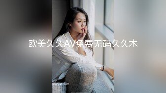 颜值不错的女模特，跟两位小哥玩3P，深喉口交小哥的大鸡巴，被两渣男前插后入玩弄，浪荡呻吟不止精彩别错过