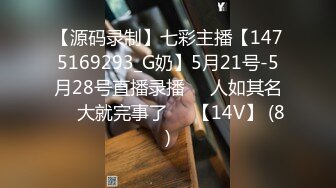 丰乳肥臀大奶妹，超短裙一把抱住揉奶子，镜头前深喉插嘴