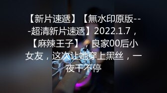 TP丸子头高颜值小姐姐躲在厕所追剧