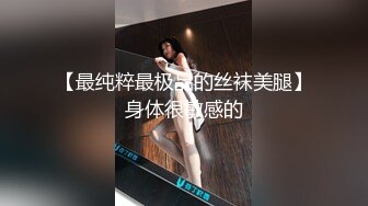 大耳环很有韵味美少妇寂寞肚子在家自慰，脱掉衣服内裤摆上假屌，地上骑乘上下套弄，插完逼逼再插菊花淫荡