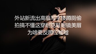 商场女厕全景偷拍两个美女的肥鲍鱼 卧槽!无意中发现还有一个小伙也在趴下看美女的B