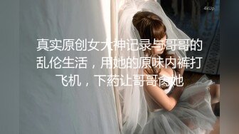 异国女团皮肤白皙颜值不错的女模特被两个没见过女人的黑哥压在身下蹂躏，揉奶子舔逼还被大鸡巴塞嘴里爆草